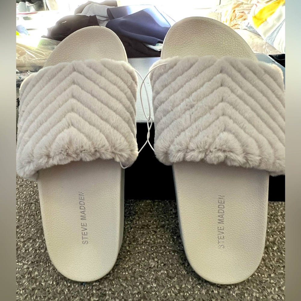Steve Madden Fuzzy upper slides